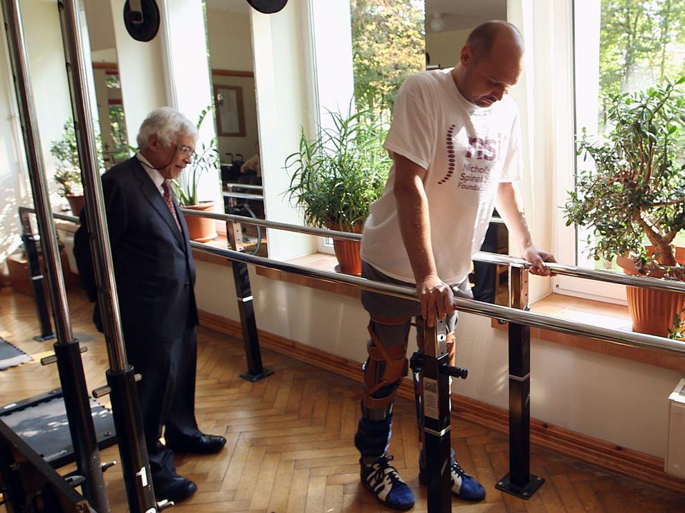 Vuelve a caminar un hombre con parálisis gracias a un tratamiento pionero