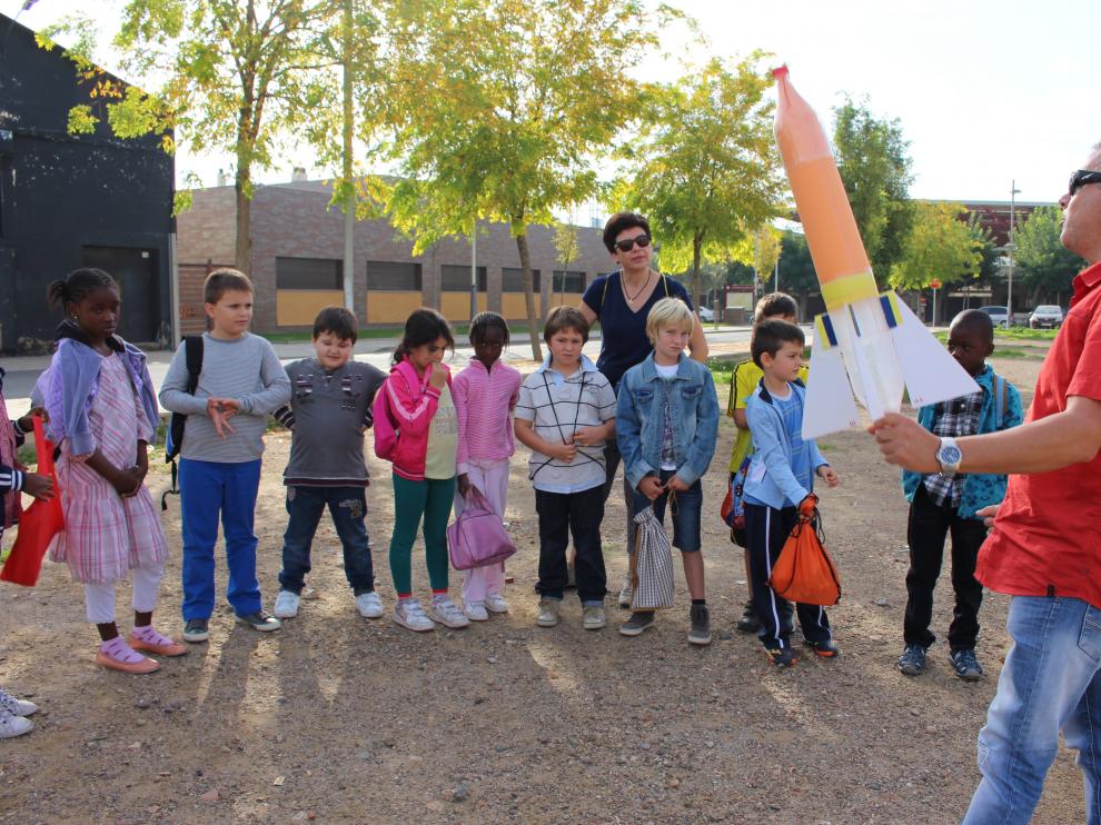 Alumnos de tercero de primaria del CEIP Víctor Mendoza en el experimento del cohete.