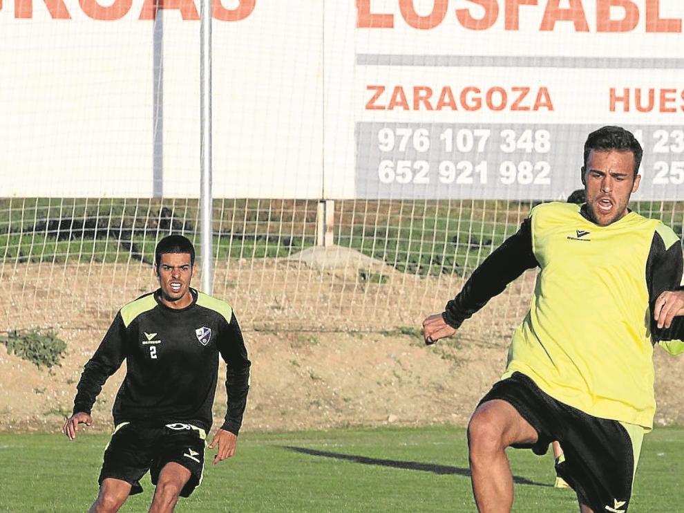 Aythami izquierda observa el control de Carlos David en el entrenamiento de ayer.
