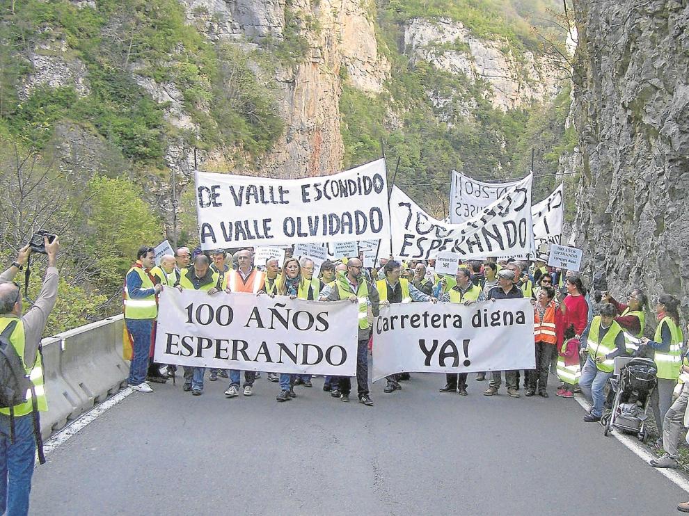 La cabecera de la manifestación que reivindicó ayer la mejora en la carretera N-260, a su paso por el congosto del Ventamillo.