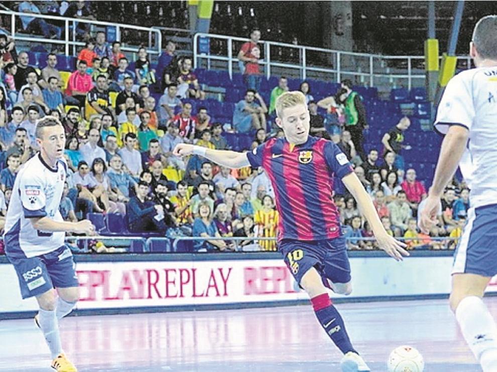 Batería conduce el balón ante la defensa de Álex Verdejo.