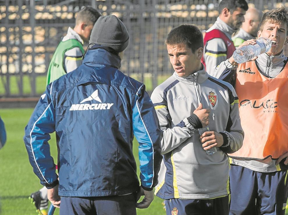 Galarreta conversa con el preparador físico, con Álvaro Tierno a su espalda.