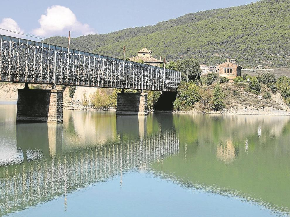 El pantano de La Peña, con el característico puente de hierro que lo atraviesa.