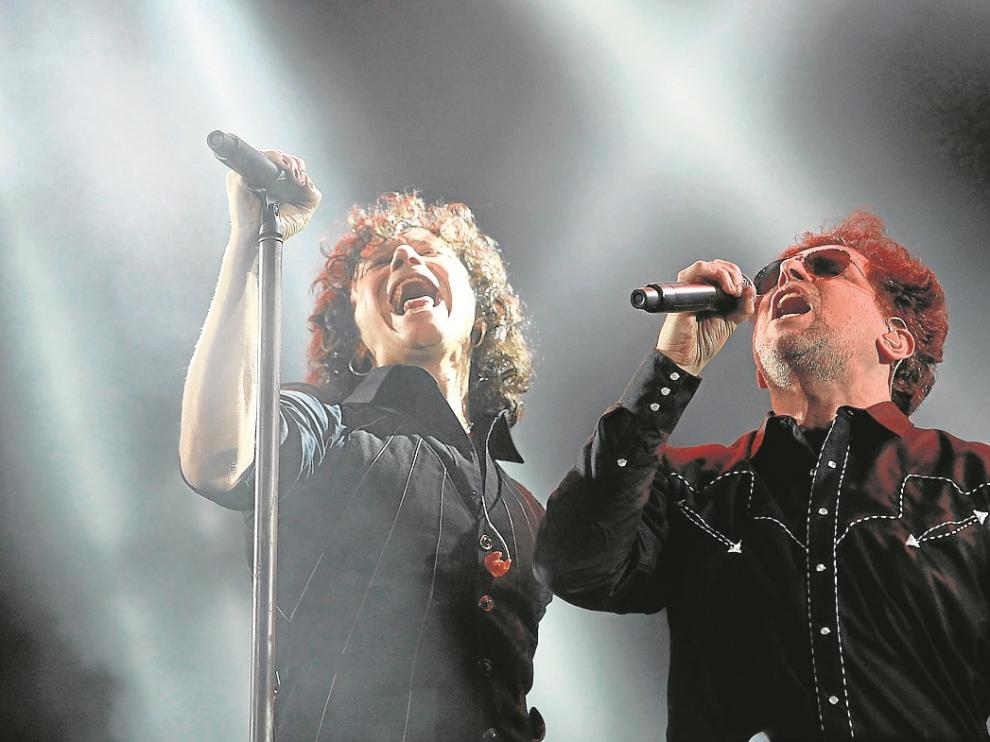 Bunbury y Calamaro, durante su concierto del sábado por la noche en México DF.