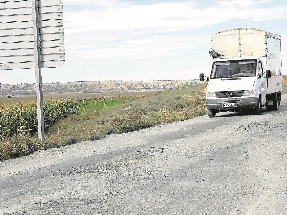 A los pocos días de acabar las obras han aparecido numerosos baches y deformaciones.