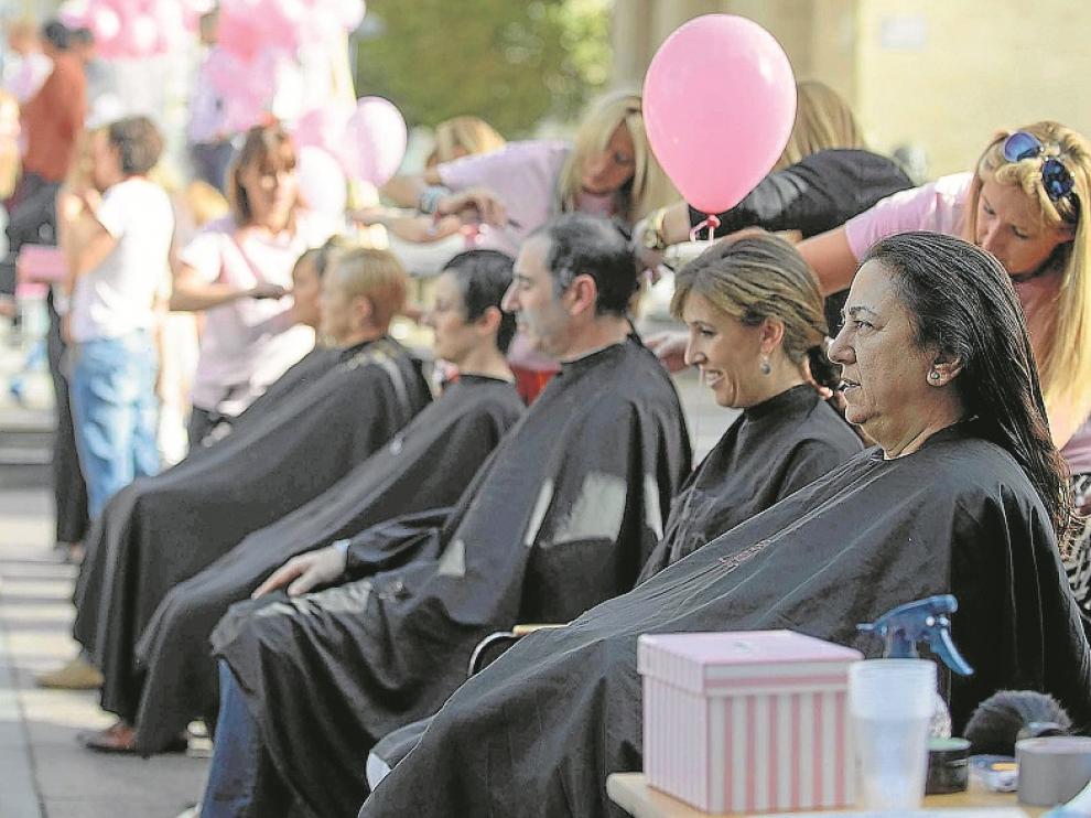 Tanto mujeres como hombres afrontaron el reto 'Mi pelo por ti'.