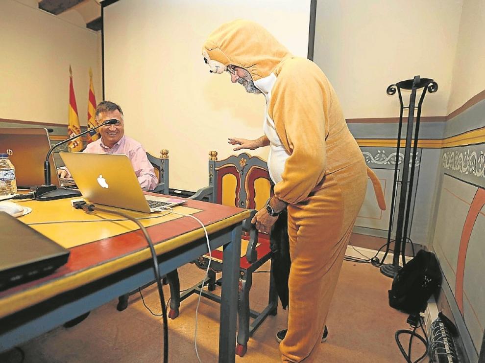 Fontcuberta, disfrazado, poco antes de iniciar su conferencia.