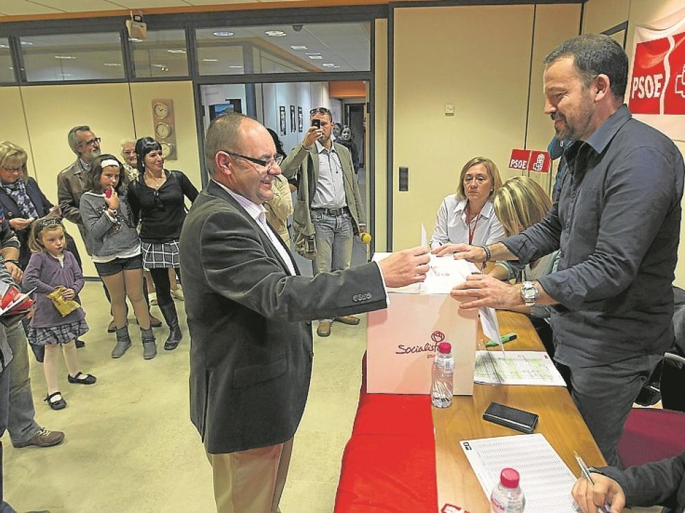 Morro en el momento de depositar su papeleta.