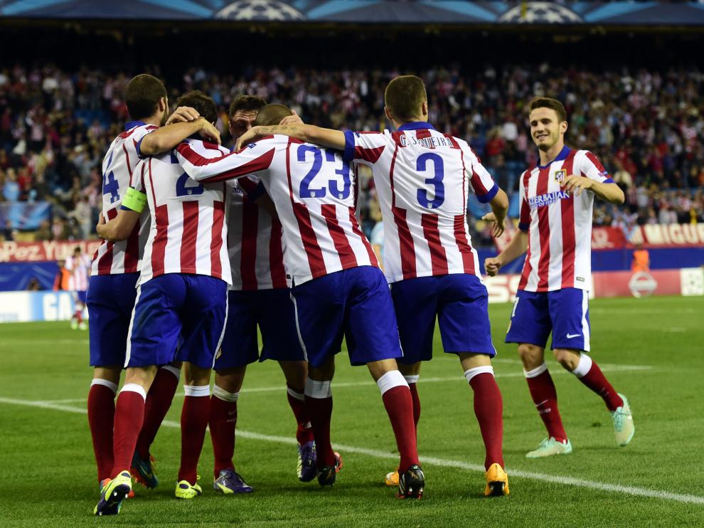 Los jugadores atléticos celebran un gol en una noche festiva en el Calderón