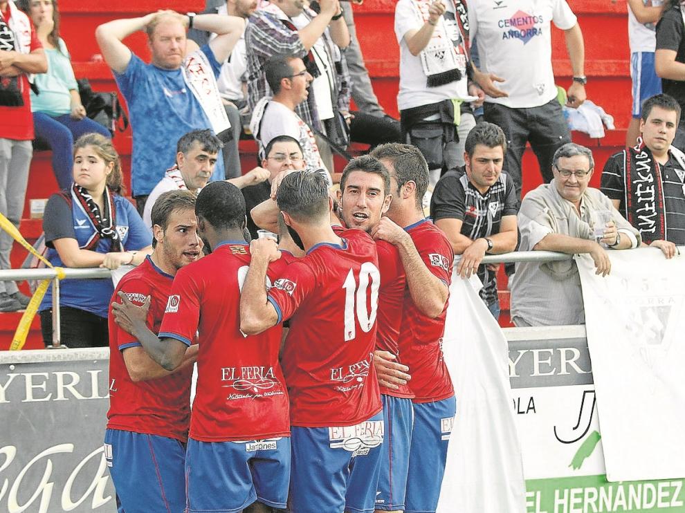 Los jugadores del Teruel celebran un gol en el partido de ayer en Pinilla.