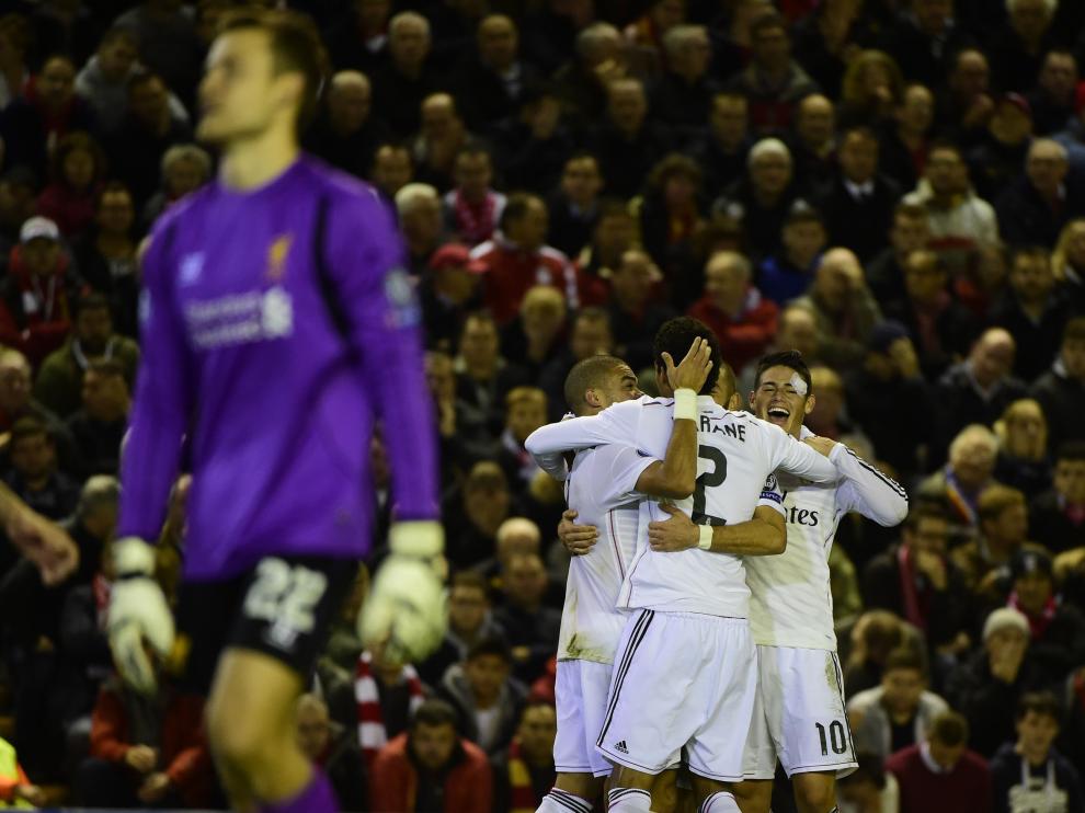 Los jugadores del Real Madrid celebrando un gol en Anfield