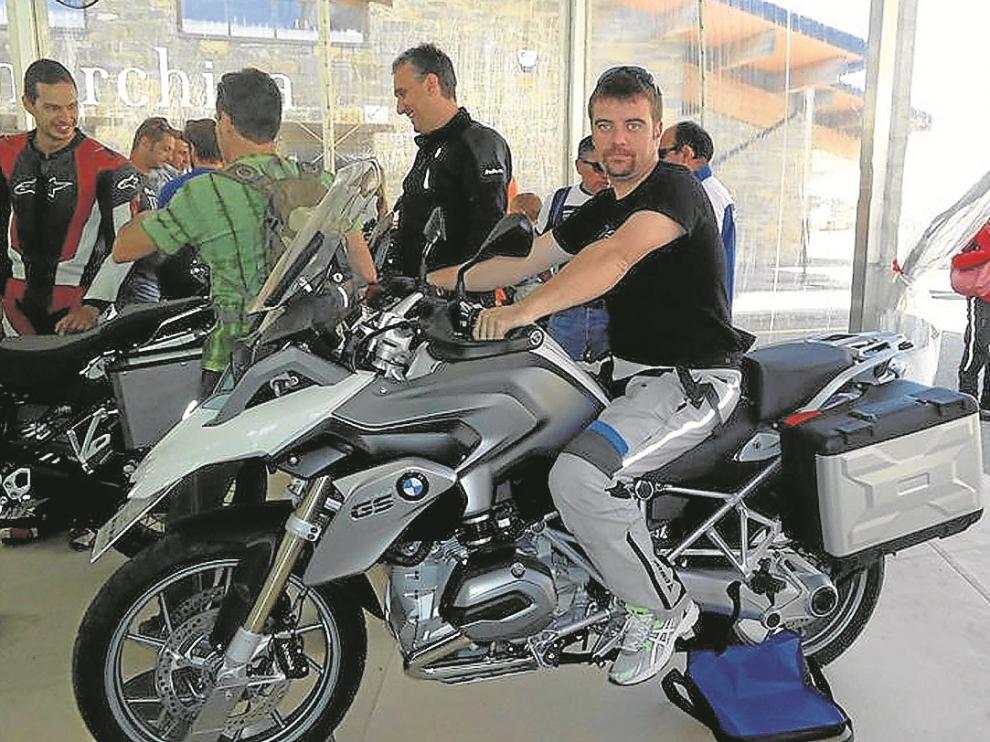 Raúl Cebollero, el joven fallecido en Cheste, sobre una moto, su gran pasión.