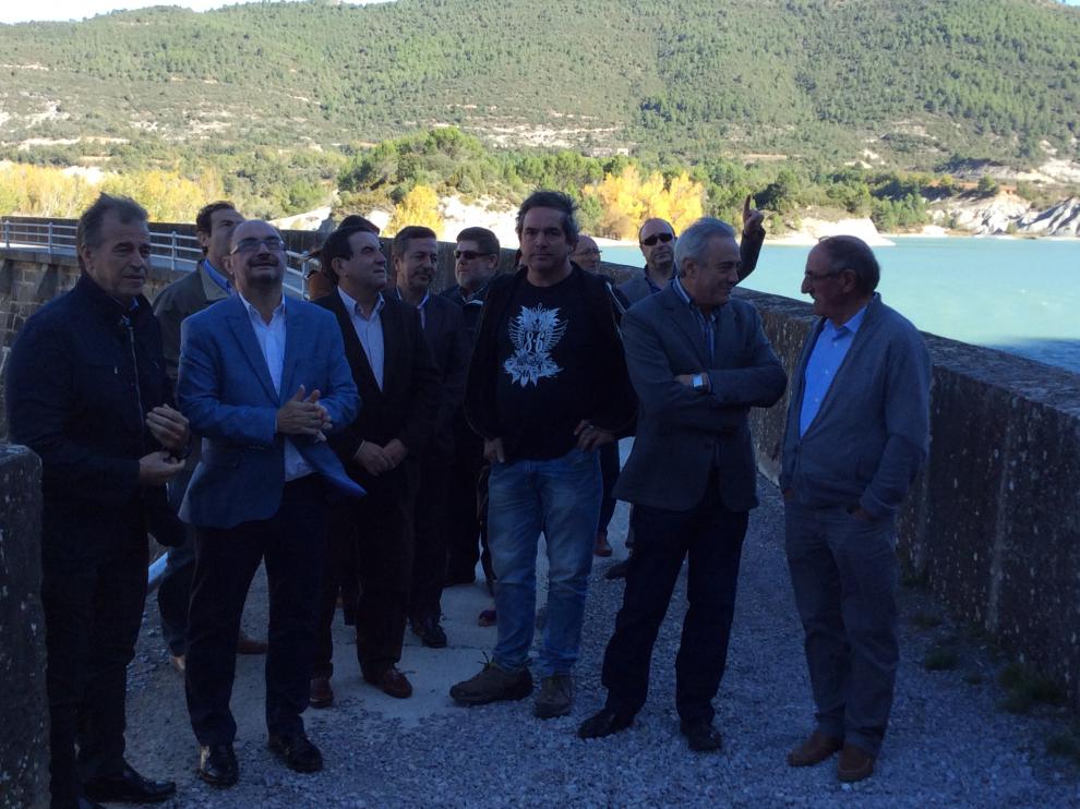 Javier Lambán junto a los alcaldes de los municipios en el embalse de La Peña