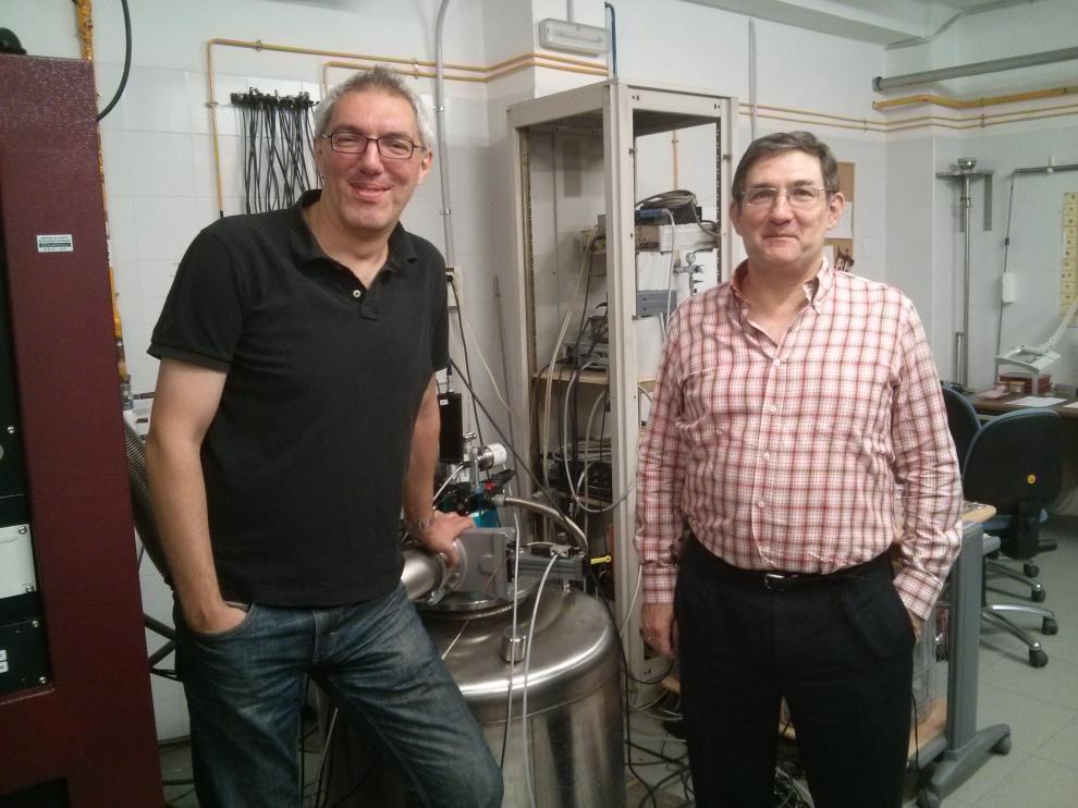 Marco Evangelisti y Elías Palacio, en los laboratorios del ICMA.