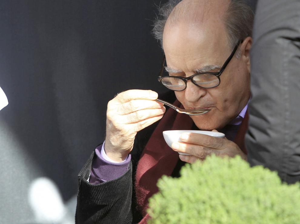 Quino probando una sopa