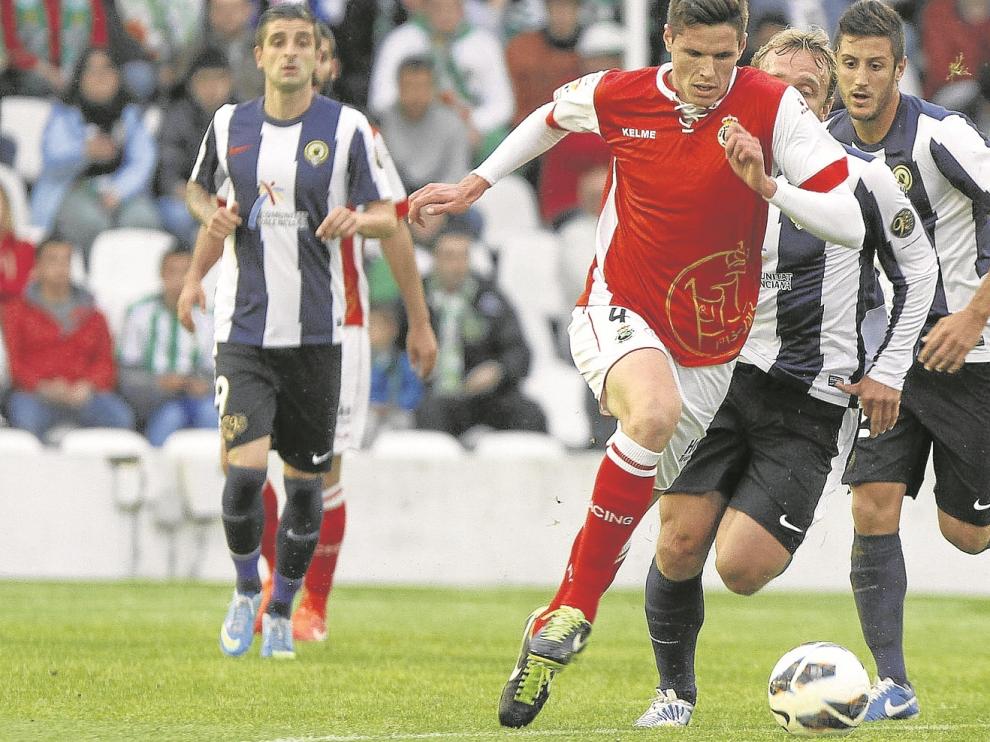 Yuste, jugador del Racing, conduce el balón en el polémico partido contra el Hércules que el Huesca entiende que fue amañado.