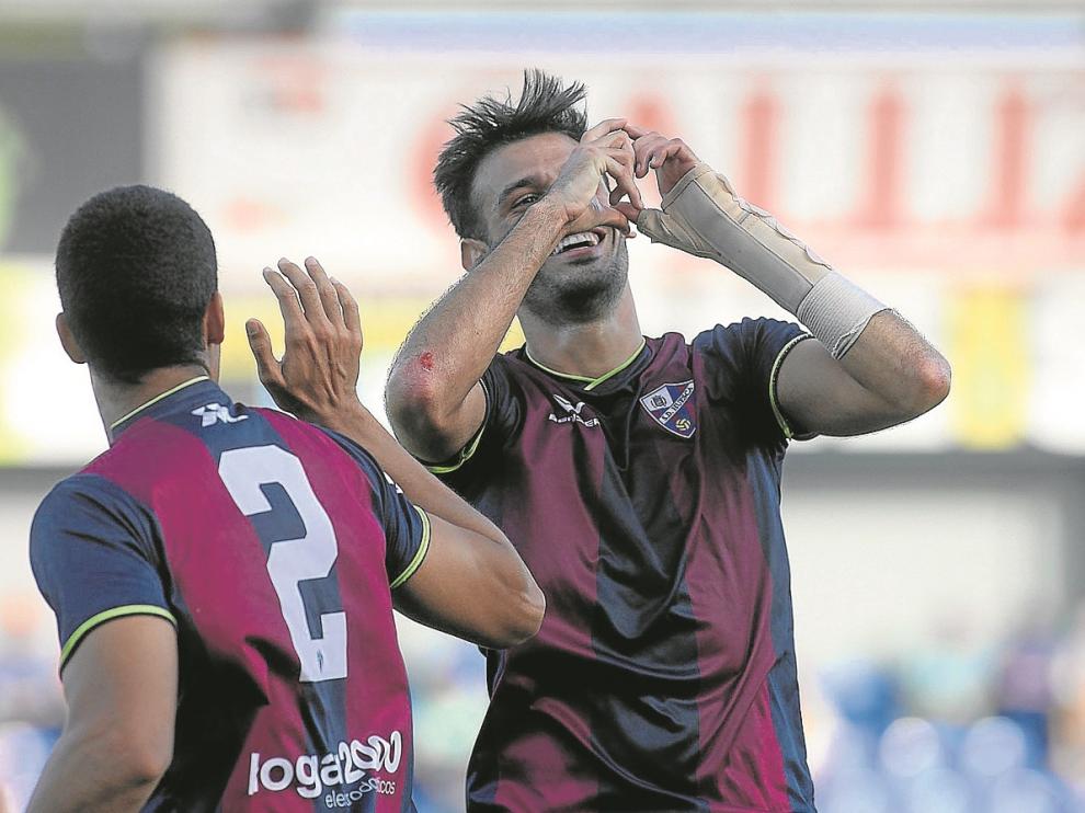 Tyronne celebra de forma elocuente su tanto que sirvió para alfombrar la victoria del Huesca.
