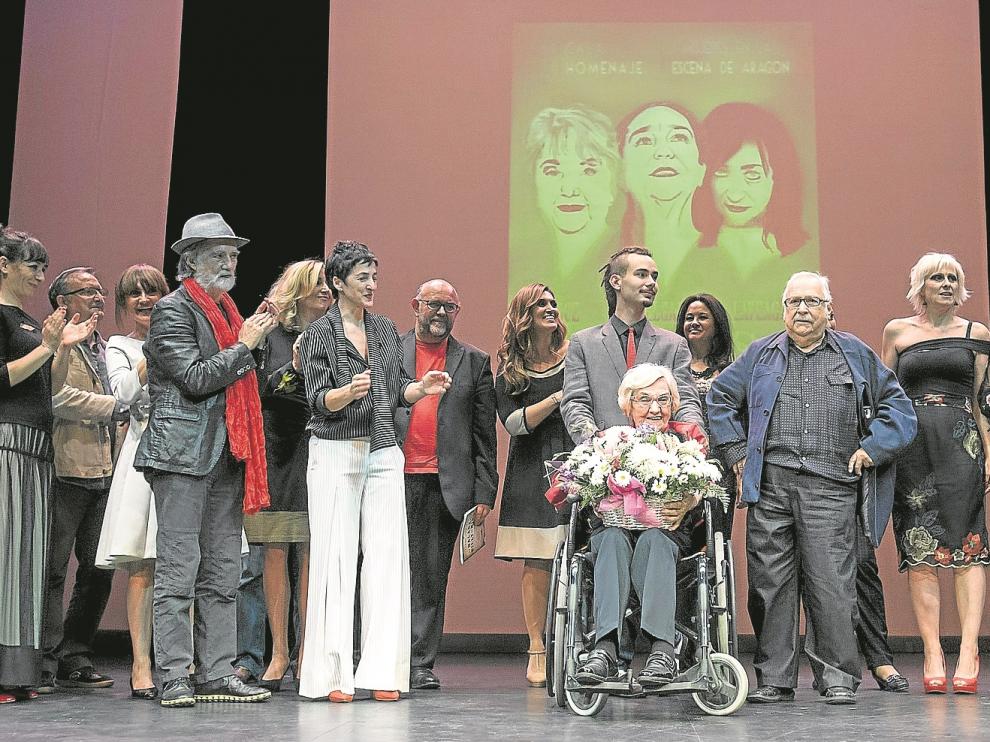 Pilar Doce, en el centro en silla de ruedas, rodeada de las actrices y personalidades que tomaron parte en el homenaje.