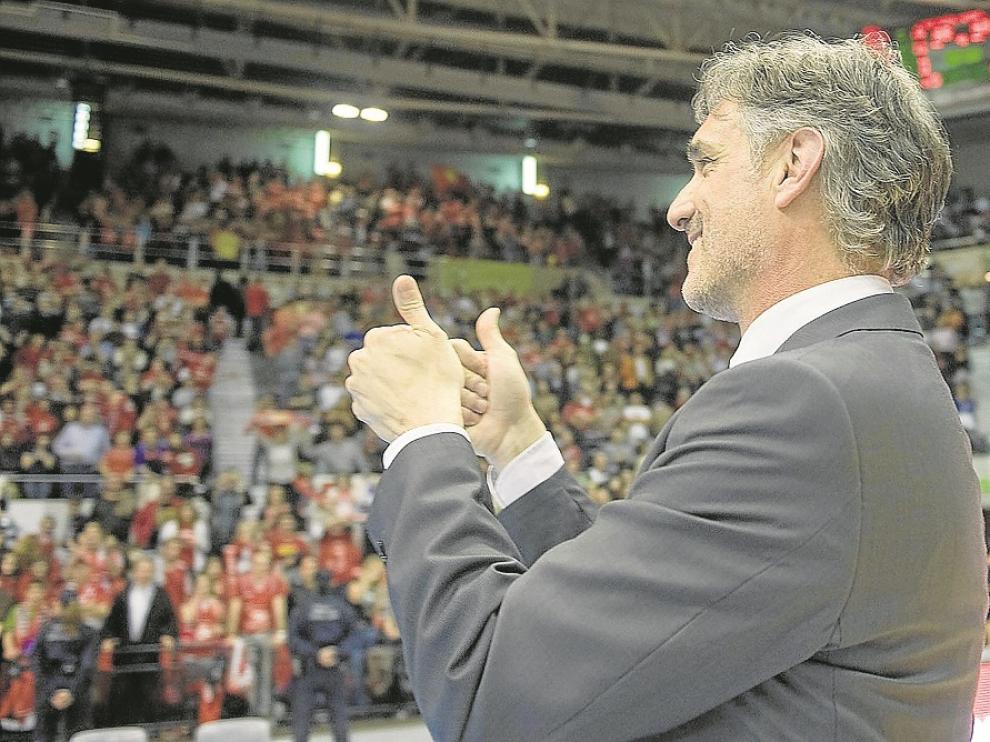 Abós celebra en el Príncipe Felipe con la afición el ascenso a la ACB en 2010.