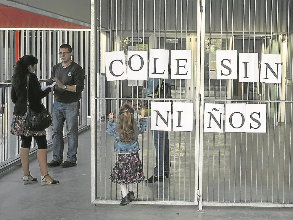 Las puertas de acceso al colegio presentaban ayer a las 9.00 esta tranquila y atípica imagen.