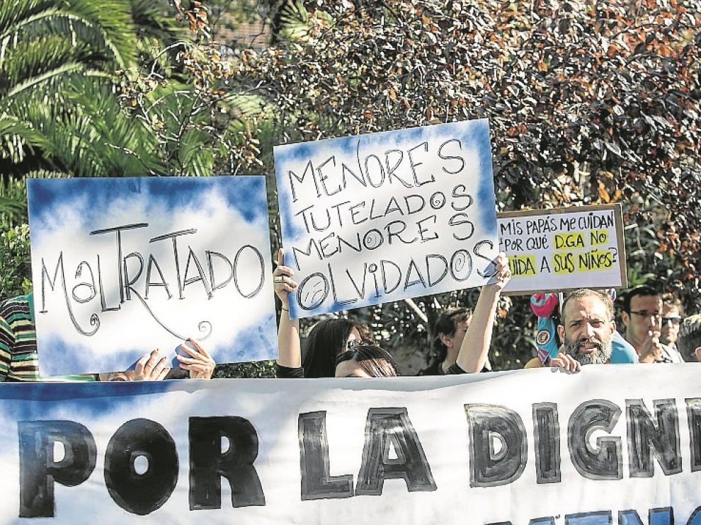 Un momento de la protesta frente a la sede de Servicios Sociales.
