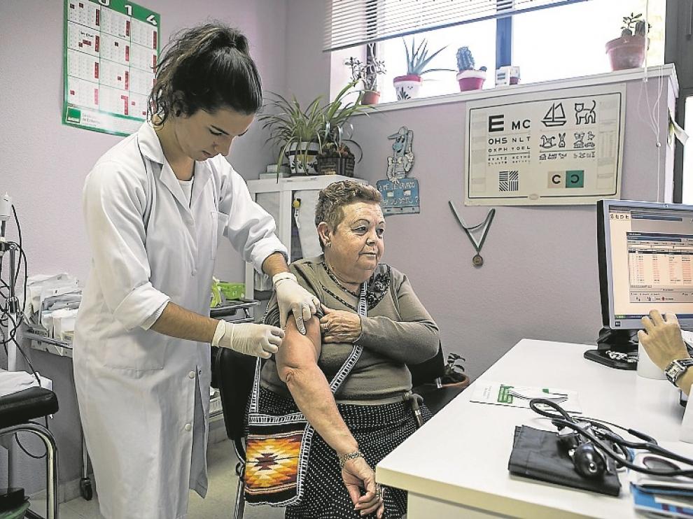 Una enfermera vacunando a una paciente durante la campaña de vacunación del pasado mes de octubre.