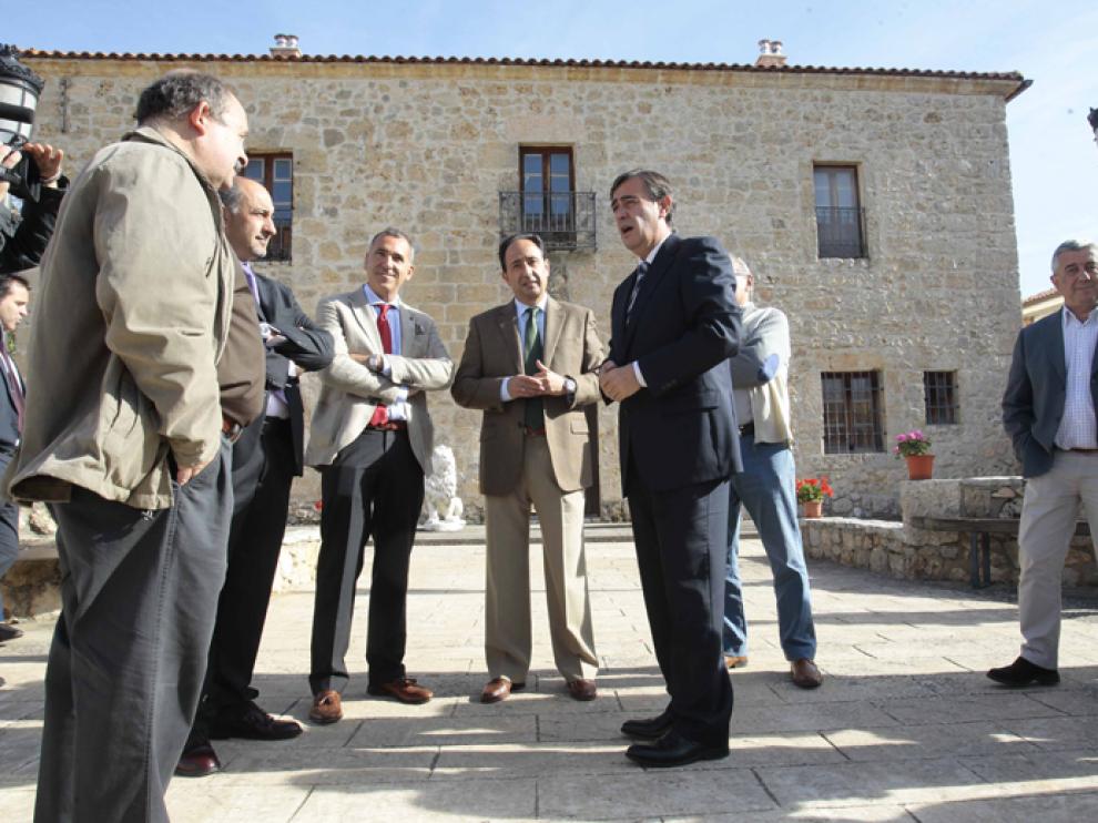 Los representantes de la Diputación Provincial y del Ayuntamiento de Alcubilla de Avellaneda, momentos antes de la hacer entrega del premio a Municipio Turístico