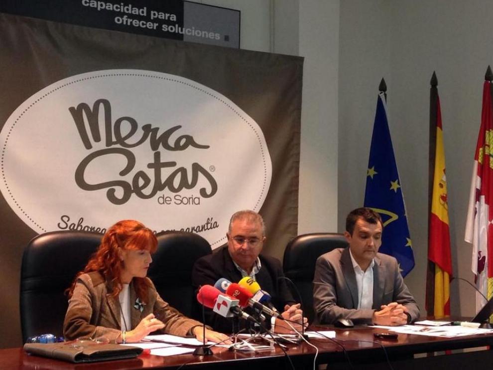 El responsable del área micológica 'Montes de Soria', Fidel Soria; la concejala de Medio Ambiente del Ayuntamiento de Soria, Ana Calvo, y el responsable del programa micológico de Castilla y León (Micocyl), Fernando Martínez (der.)