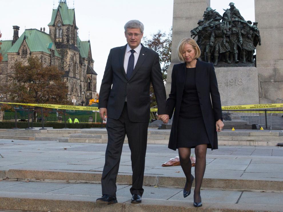 El primer ministro canadiense y su esposa caminan en el lugar en el que resultó herido mortalmente el soldado
