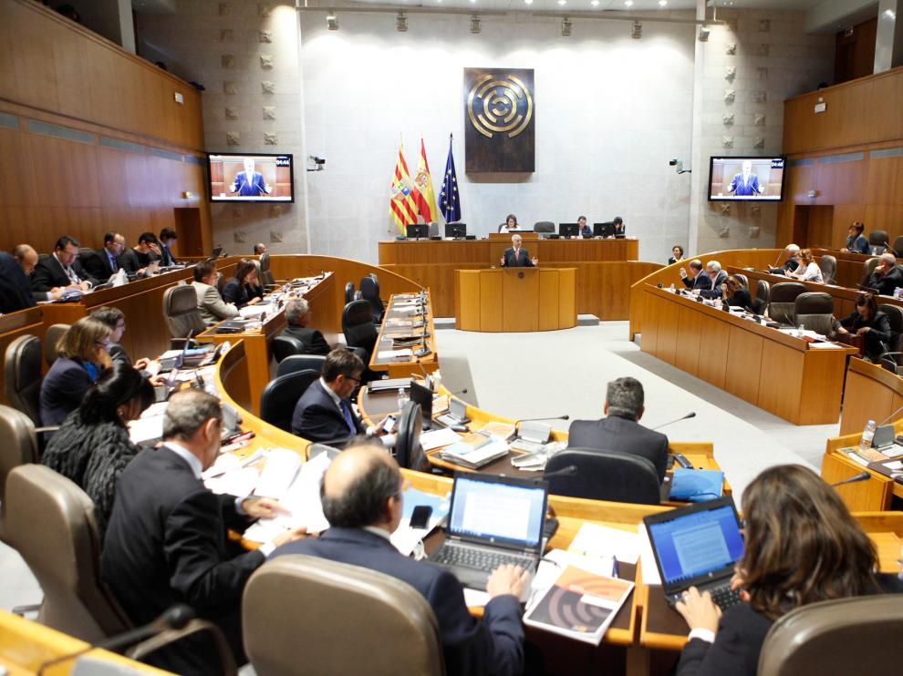 Modesto Lobón hablando en el pleno