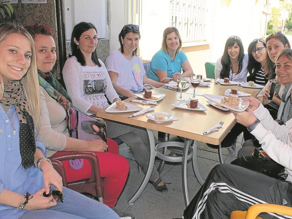 Un grupo de profesoras degusta las tapas en la terraza del Hotel Sariñena.