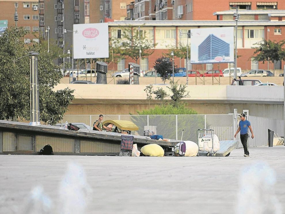 Varios sintecho viven en los quioscos de la plaza de la estación que da a la avenida de Navarra.