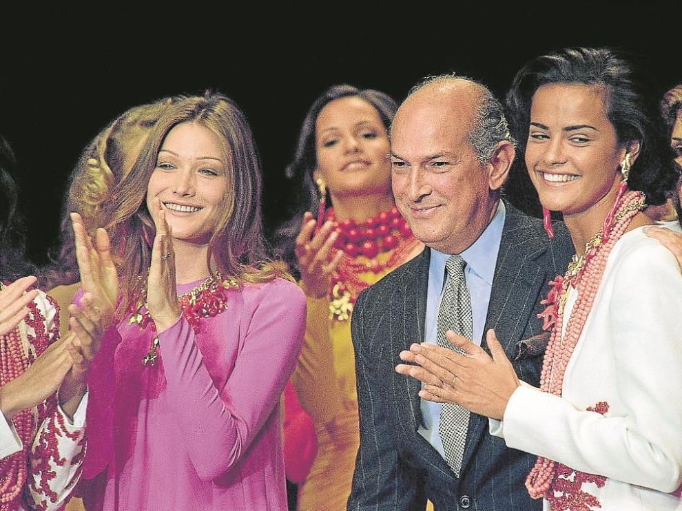 El diseñador, junto a Carla Bruni y otras modelos, en un desfile en Paris en 1992.
