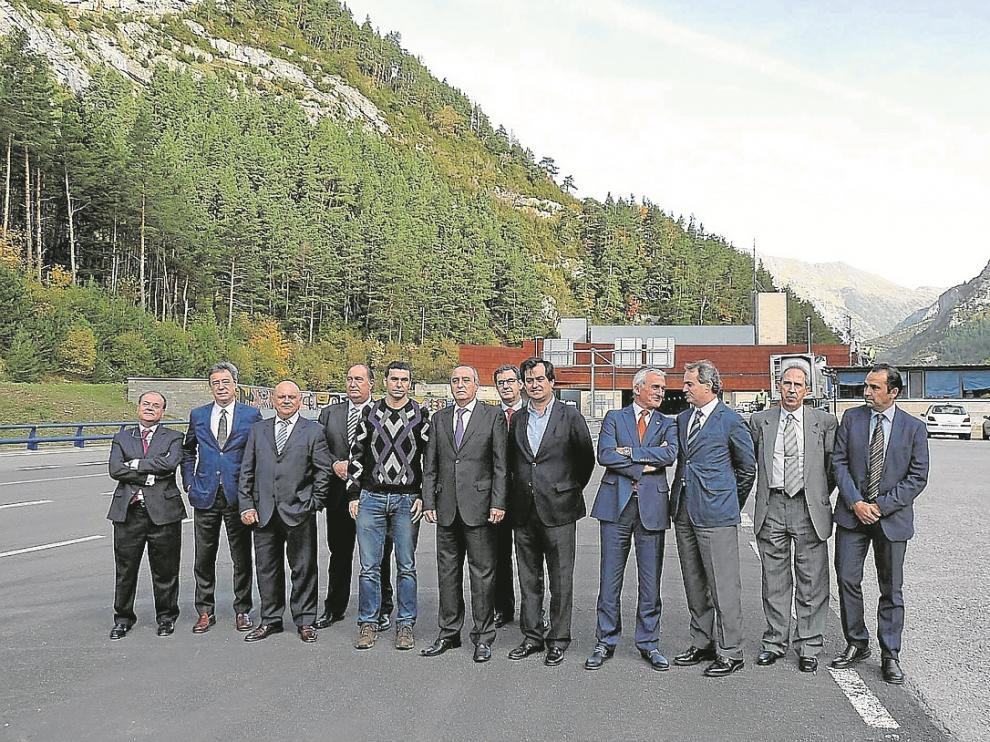 El comité ejecutivo de la CREA, con el alcalde de Canfranc con jersey, delante del túnel.