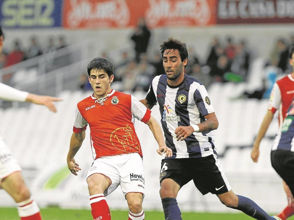 Jairo (Racing) pasa el balón en el encuentro ante el Hércules de aquel 4 de junio de 2013.