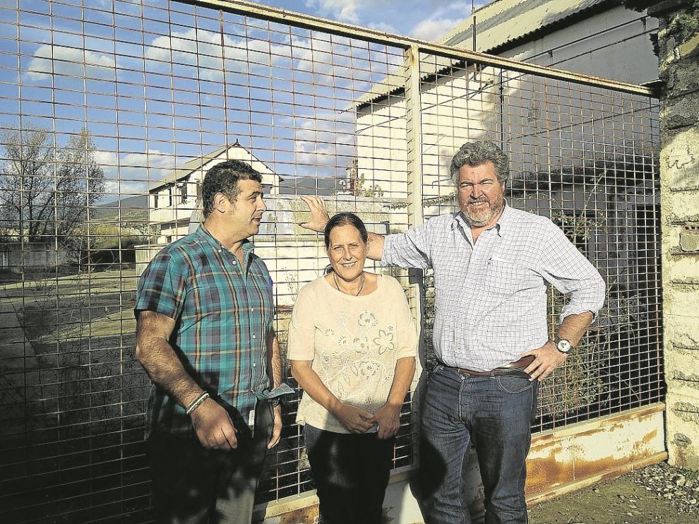 López de Uralde (derecha) con otros dirigentes de Equo Aragón, ayer en la puerta de Inquinosa.
