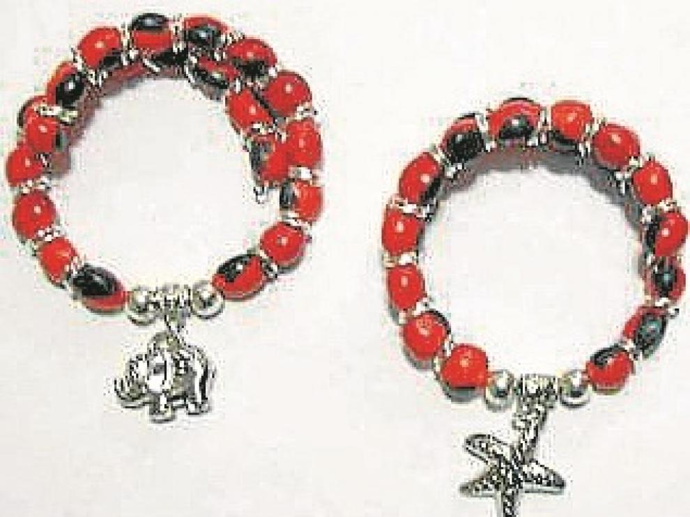 Un ejemplo de dichas pulseras tóxicas, muy atractivas por su colorido.