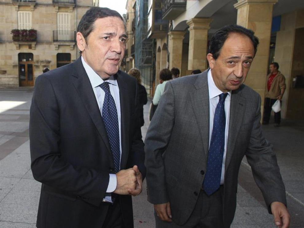 El consejero de Sanidad, Antonio Maria Sáez (i), acompañado del delegado territorial de Soria, Manuel Lopez Represa, a su llegada a la inauguración de las VII Jornadas de la Sociedad Castellano y Leonesa de Médicos de Admisión y Documentación Médica, hoy
