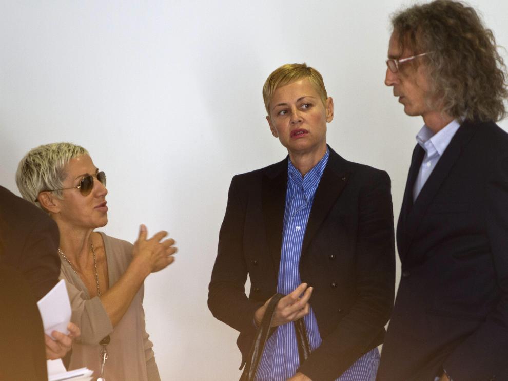 Ana Torroja, Esther Arroyo y su pareja en los juzgados de Cádiz