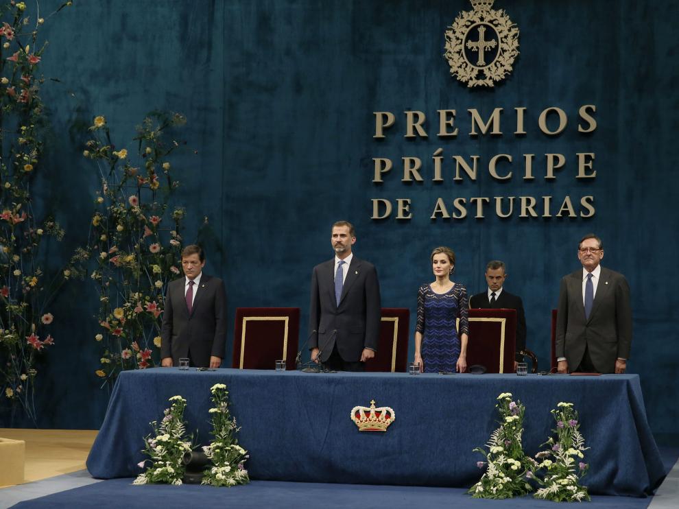 La equivocación ha provocado las carcajadas de los invitados al Teatro Campoamor y un cariñoso beso de la Reina.