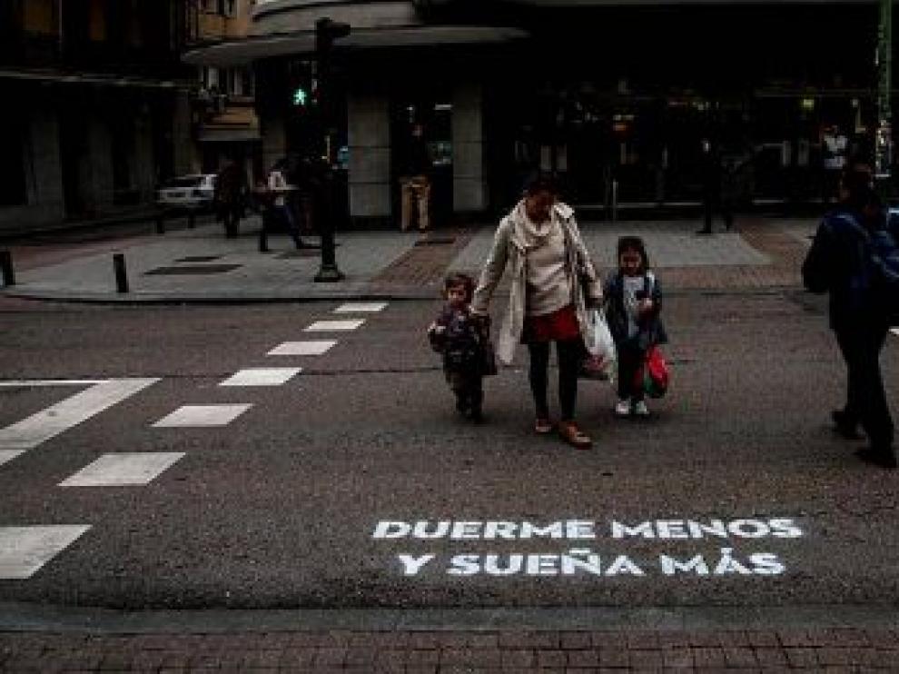 Misteriosos versos de amor inundan las calles de Madrid