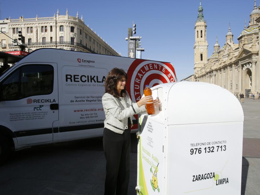 Presentación de los nuevos contenedores para recoger aceite, imagen de archivo.