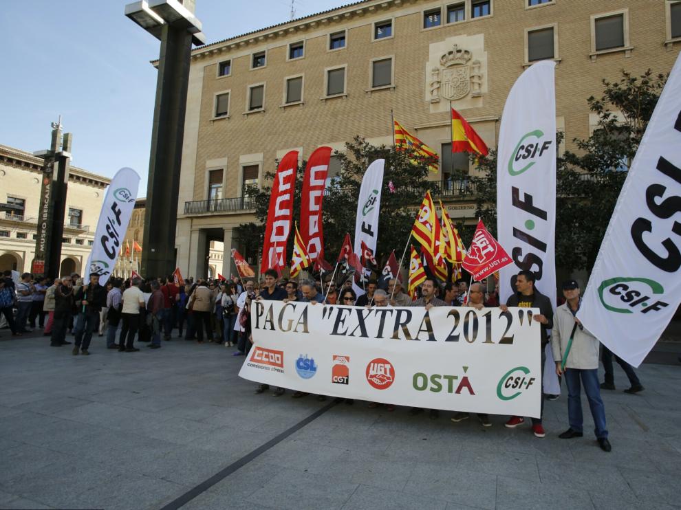 Manifestación de funcionarios frente a la Delegación del Gobierno
