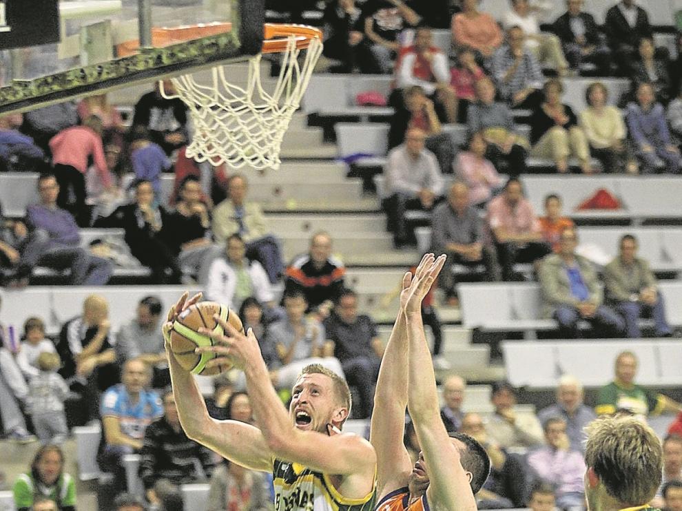 Troutman salva a Burjanadze y entra a canasta. El americano concluyó con 21 de valoración.