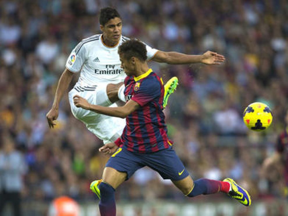 Varane y Neymar disputan un balón en el clásico de la pasada campaña