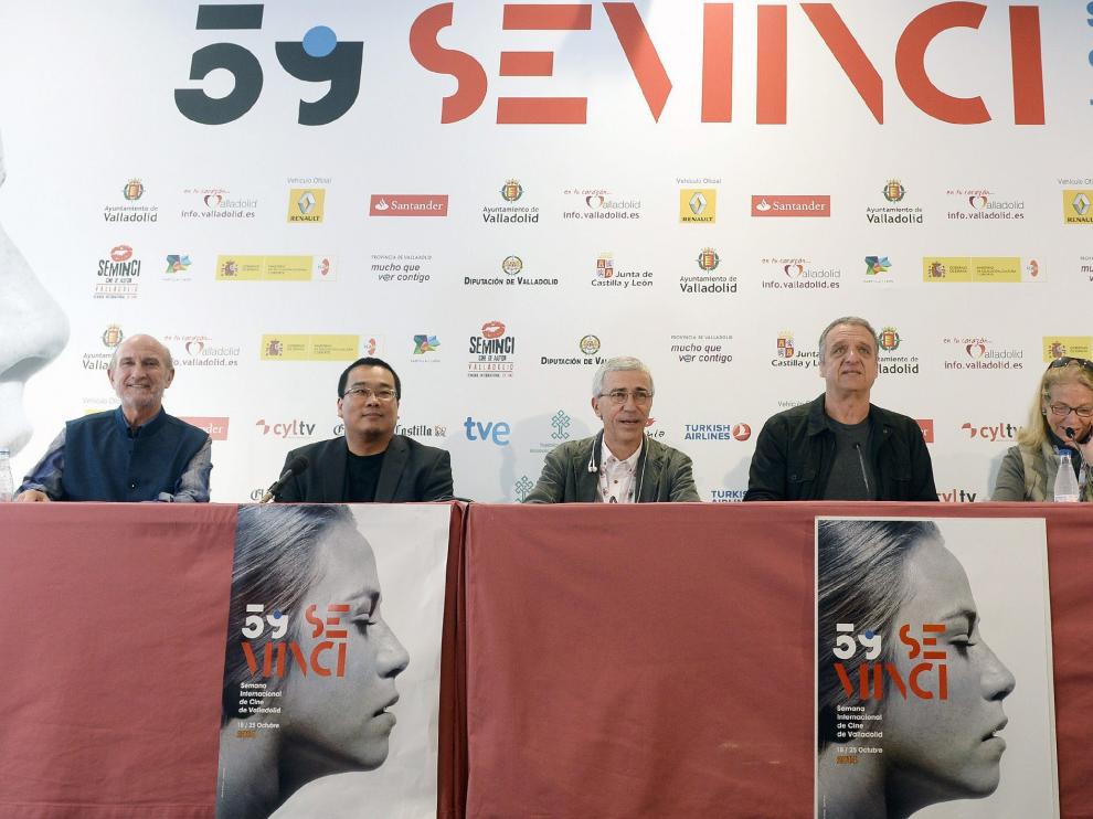 El director de la Seminci, Javier Angulo, junto al jurado