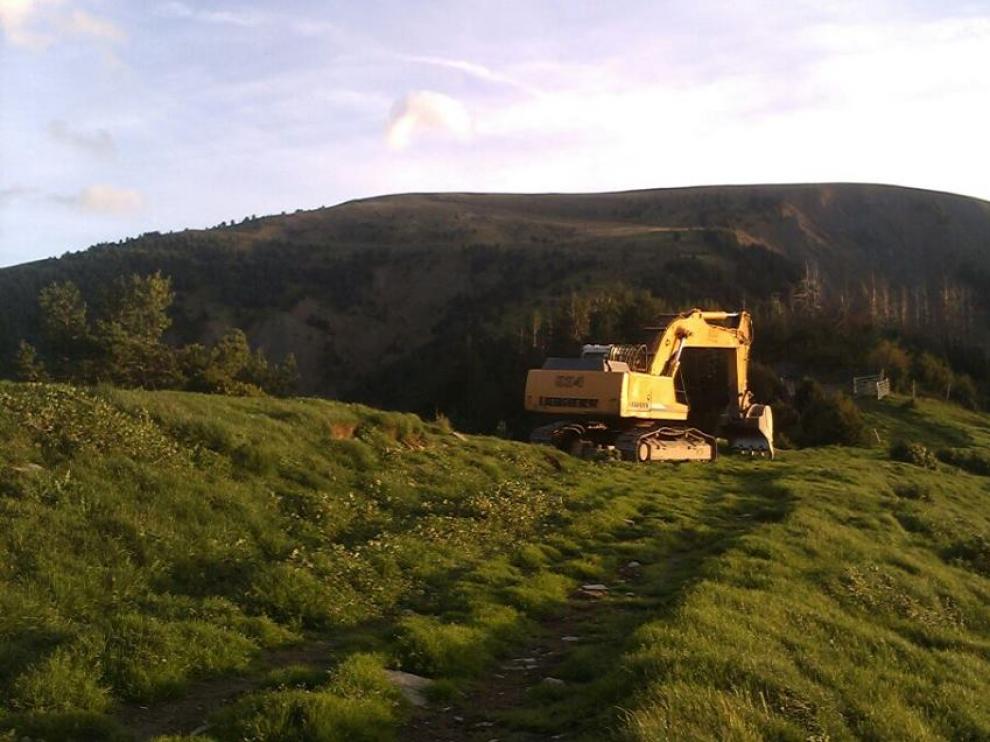 La excavadora haciendo la nueva pista de acceso a Otal