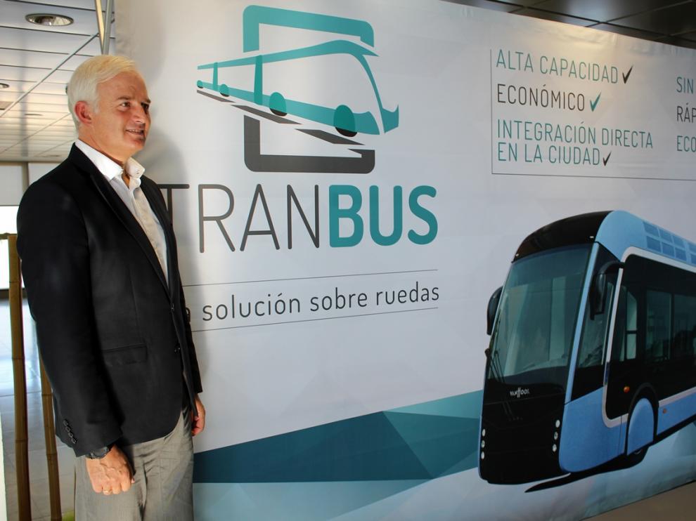 Eloy Suárez, durante la presentación del 'tranbus'