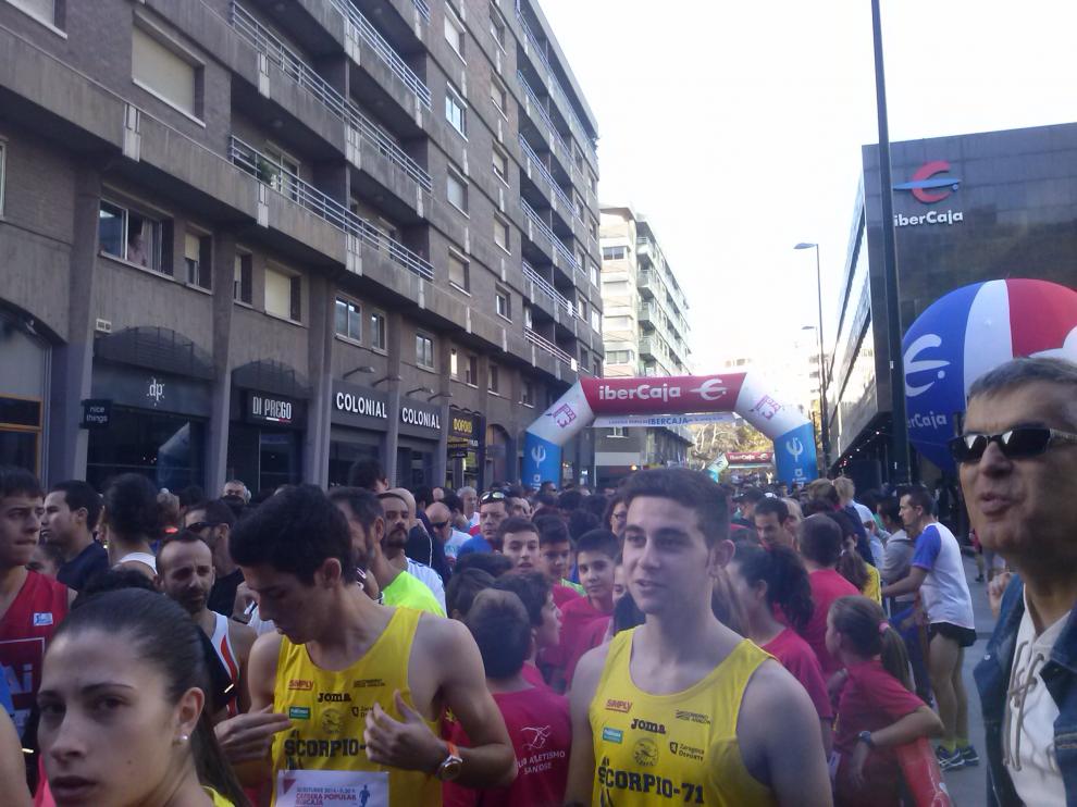 Miles de personas esperaban la salida de la carrera este domingo