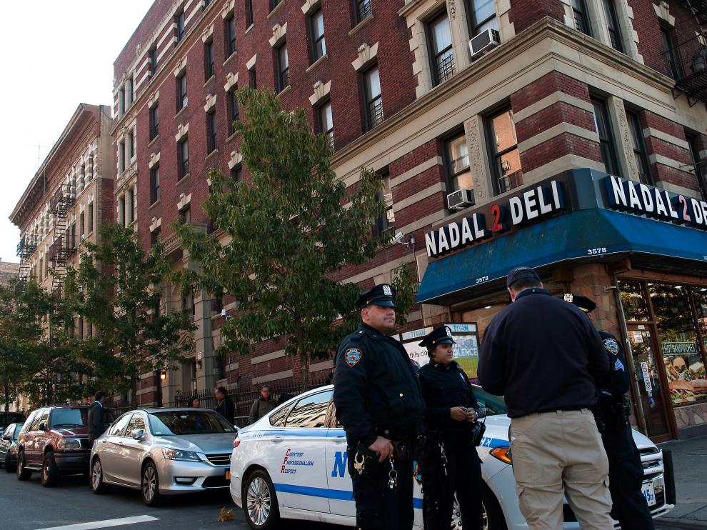 La Policía frente al apartamento del médico contagiado de ébola